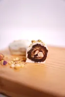 تمر محشي باللوز ومغطّى بالشوكولا البيضاء